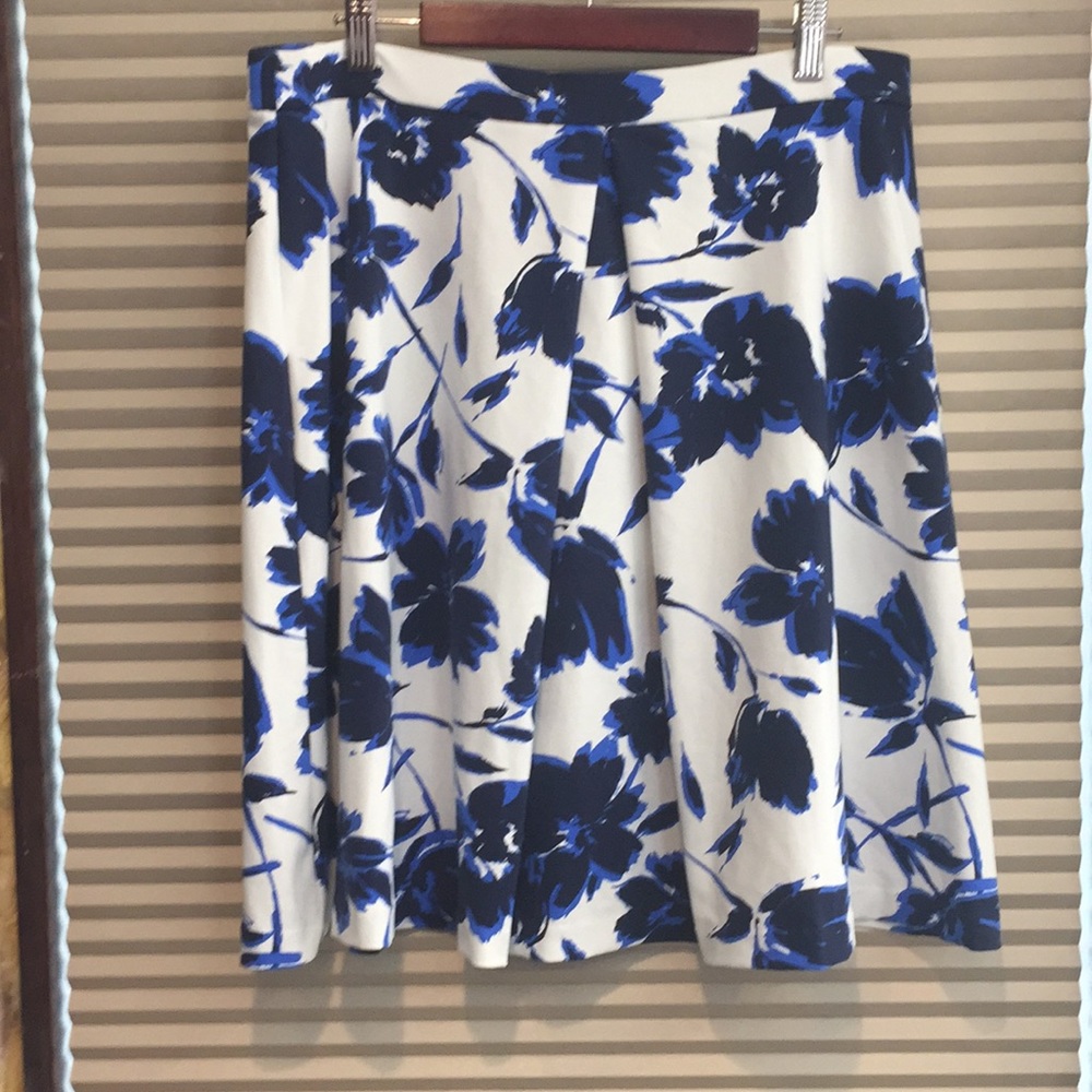 Very Comfortable skirt! NWOT